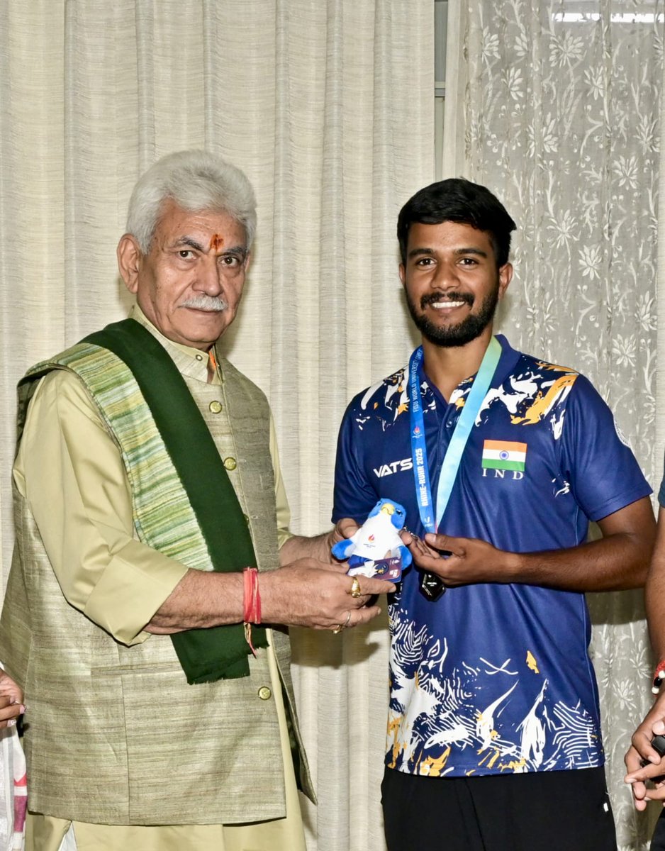 A delegation of National-level Archers Shri Hrithik Sharma, Shri Shubham Sharma, and Shri Amit Thakur called on Lieutenant Governor Shri Manoj Sinha, today. They were accompanied by Ms. Abhilasha Chaudhary, National Archery Team Coach.  
The members of the delegation expressed