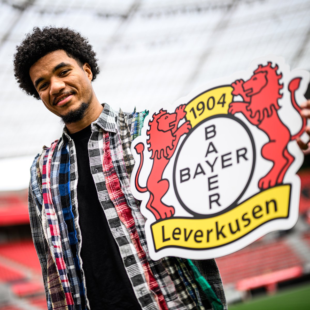 bayer04_es's tweet image. Primer día en la nueva oficina 🆕👨‍💼

#SomosBayer04 🖤❤️
