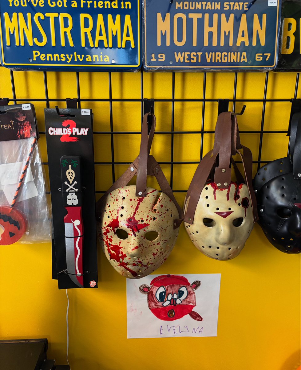 TimeBombToys's tweet image. Our resident artist Sweet E decided to add a little wildlife to Pittsburgh's Horror Shop and created this awesome @bucees beaver for our wall. We're open until 4pm if you would like to stop down and bask in all its glory.
