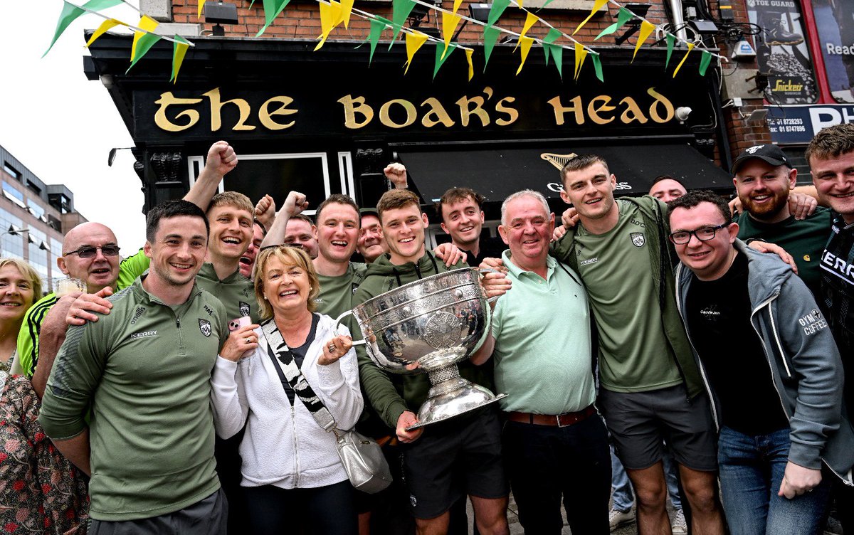 ronanhourican's tweet photo. My favorite weekend of the year 😊 Absolutely blessed to have this Monday club tradition 😃🏆⚽️
 #GAA #AllIreland #BoarsHead #CapelStreet @boarsheaddublin @aoghanh https://t.co/EGtiV3e6pJ