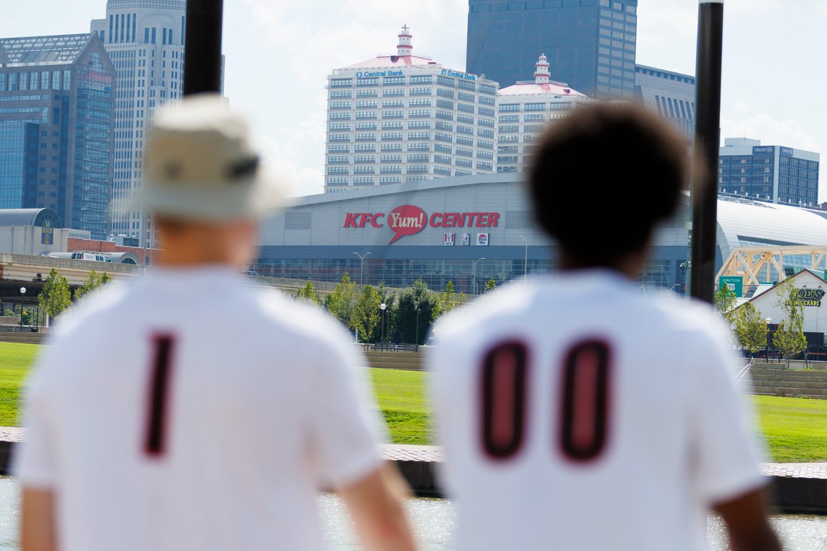 Louisville Men's Basketball (@louisvillembb) on Twitter photo Patiently waiting for basketball season
#GoCards Patiently waiting for basketball season
#GoCards