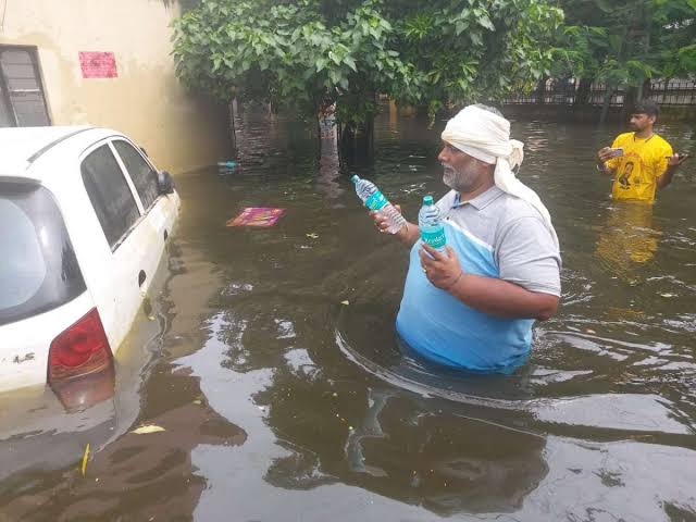 इस आदमी के पास कभी 9000 बीघा जमीन थी
कोविड के दौरान इन्होंने 90 कट्ठा जमीन बेच कर 5 करोड रुपए से लोगों की मदद किया।

5 बीघा जमीन बेचकर 3 करोड रुपए बाढ़ पीड़ितों पर खर्च किया

35 साल के सार्वजनिक जीवन में 300 करोड़ रुपये से अधिक जरूरतमंद लोगों को बांट दिए हैं

हर रोज 500 लोगों को