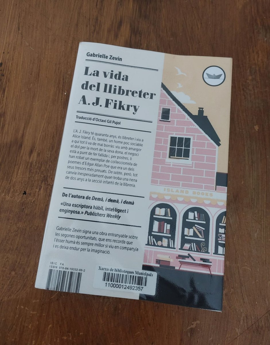 Si t'agraden els llibres, sempre de paper mai electrònics, no te'l pots deixar escapar...
<a href="/Ed_Periscopi/">Periscopi</a>