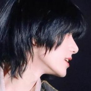 Gyuphoriaaaa's tweet image. jawlines sharper than a knife ❤️‍🔥