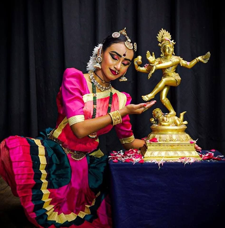 ಮಂಗಳೂರಿನ ಸಂತ ಅಲೋಶಿಯಸ್ ಕಾಲೇಜಿನ ವಿದ್ಯಾರ್ಥಿನಿ ರೆಮೋನಾ ಪಿರೇರಾ, 170 ಗಂಟೆಗಳ ಕಾಲ ನಿರಂತರ ಭರತನಾಟ್ಯ ಪ್ರದರ್ಶನ ನೀಡಿ ಗೋಲ್ಡನ್ ಬುಕ್ ಆಫ್ ವರ್ಲ್ಡ್ ರೆಕಾರ್ಡ್‌ನಲ್ಲಿ ಸ್ಥಾನ ಪಡೆದಿದ್ದಾರೆ. ನಮ್ಮ ಕುಡ್ಲದ ಹೆಮ್ಮೆಯ ಈ ಕುವರಿಗೆ ಹೃದಯಪೂರ್ವಕ ಅಭಿನಂದನೆಗಳು!

ಭರತನಾಟ್ಯವು ಕೇವಲ ಕಲೆಯಲ್ಲ, ಸಂಸ್ಕಾರ ಮತ್ತು ಶಿಸ್ತಿನ ಸಂಕೇತ. ಈ
