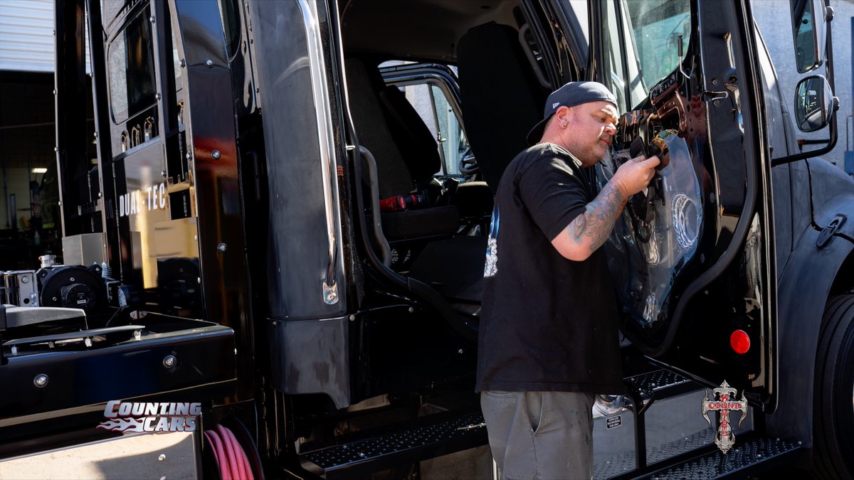 CountsKustoms's tweet image. Have you seen the newest YouTube video by Count’s Kustoms? It covers the amazing paint and interior kustomization on this new Dual-Tech tow truck! @RyanAtCounts @ghetto_808 and the crew crushed this one! Go check it out now, and like/subscribe for more content! @DannyCountKoker