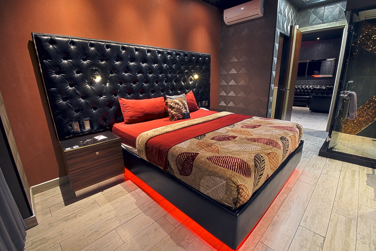 HotelRizodeOro's tweet image. Headed below us, tonight, to @TropicalBarEng&apos;s #IslandParty?⁣
⁣
Be sure to secure a beautiful @HotelRizoDeOro room or suite for your Mexico getaway!
⁣
20% OFF through Sunday with your HK or Tropical VIP Card! 
⁣
Reservations:
HotelRizoDeOro.com