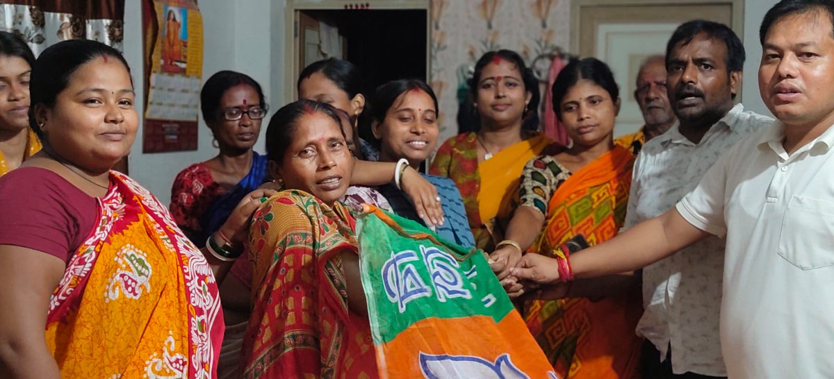 BJP4Bengal's tweet image. এটাই নব জাগরণের সূচনা — &quot;বাংলার নারী বলছে, মোদী মানেই নিরাপত্তা, সম্মান আর উন্নয়ন!&quot;  

তৃণমূলের নৈরাজ্য, অপশাসন, দুর্নীতি এবং অত্যাচারের বিরুদ্ধে রুখে দাঁড়ানোর জন্য এবং দেশ গঠনের সংকল্প নিয়ে দক্ষিণ দিনাজপুর সাংগঠনিক জেলার কুশমন্ডি বিধানসভার অন্তর্গত কুশমন্ডি মন্ডল -২ এর ১২ টি…