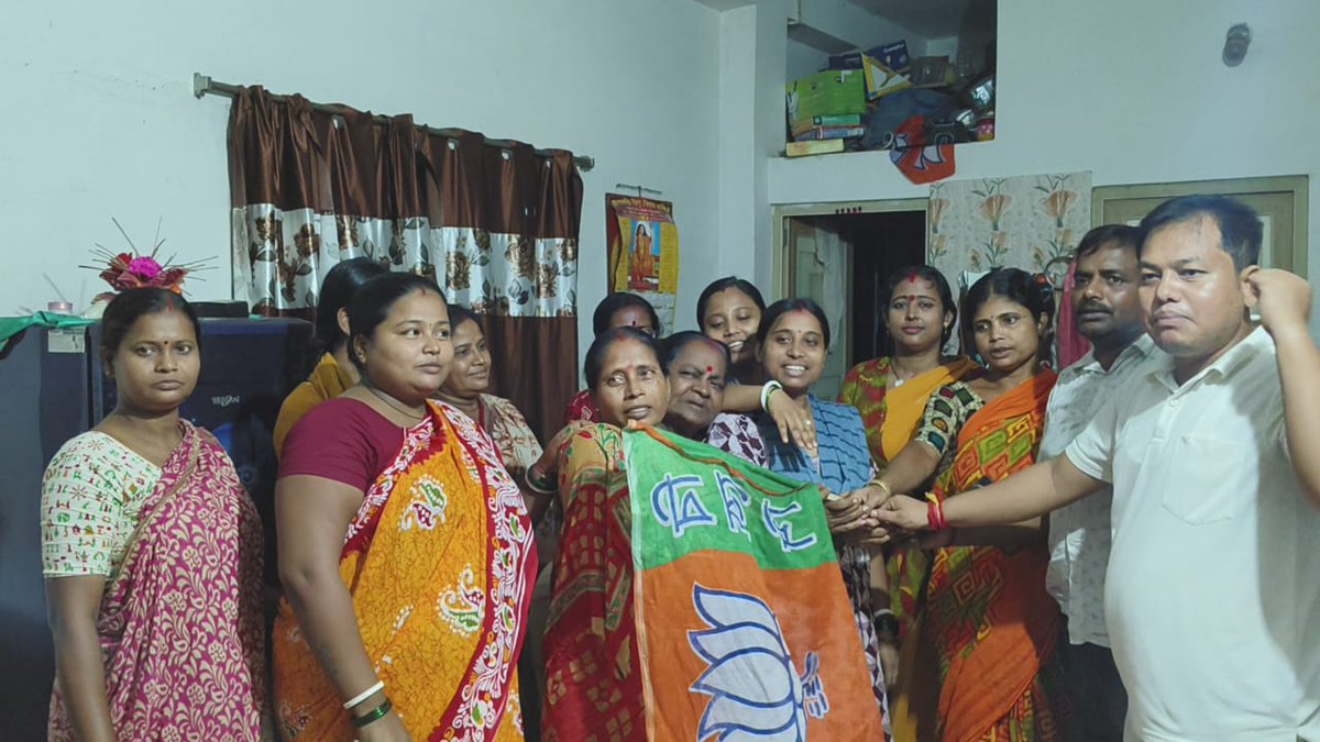 BJP4Bengal's tweet image. এটাই নব জাগরণের সূচনা — &quot;বাংলার নারী বলছে, মোদী মানেই নিরাপত্তা, সম্মান আর উন্নয়ন!&quot;  

তৃণমূলের নৈরাজ্য, অপশাসন, দুর্নীতি এবং অত্যাচারের বিরুদ্ধে রুখে দাঁড়ানোর জন্য এবং দেশ গঠনের সংকল্প নিয়ে দক্ষিণ দিনাজপুর সাংগঠনিক জেলার কুশমন্ডি বিধানসভার অন্তর্গত কুশমন্ডি মন্ডল -২ এর ১২ টি…