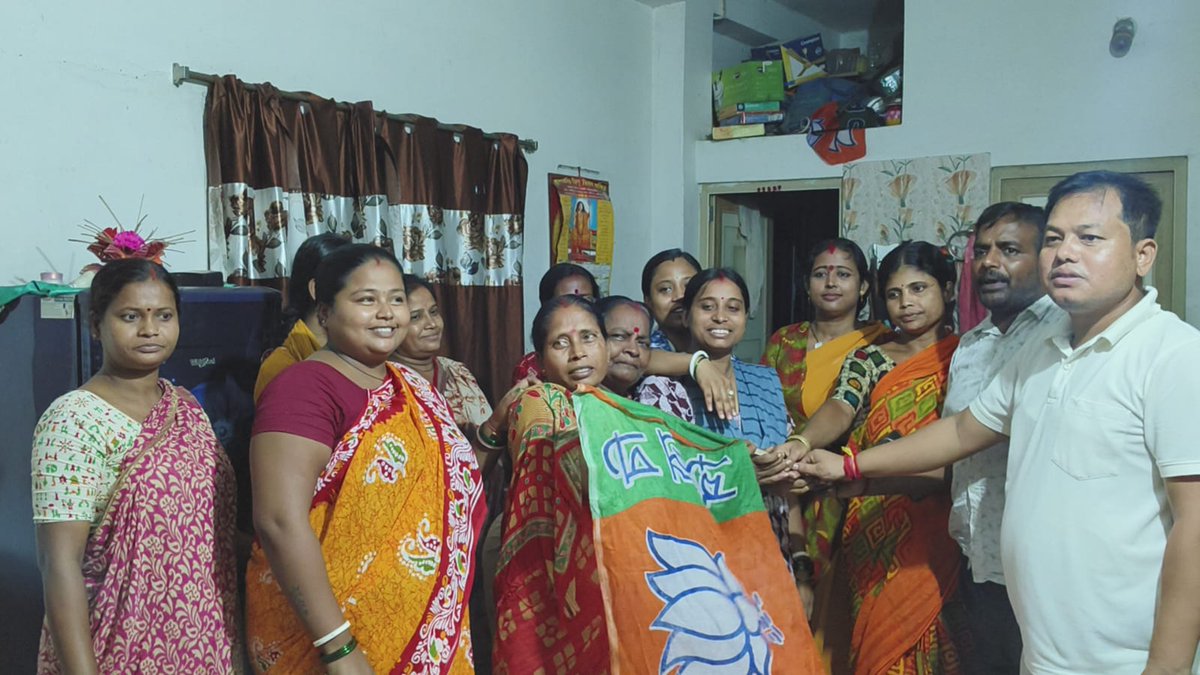 BJP4Bengal's tweet image. এটাই নব জাগরণের সূচনা — &quot;বাংলার নারী বলছে, মোদী মানেই নিরাপত্তা, সম্মান আর উন্নয়ন!&quot;  

তৃণমূলের নৈরাজ্য, অপশাসন, দুর্নীতি এবং অত্যাচারের বিরুদ্ধে রুখে দাঁড়ানোর জন্য এবং দেশ গঠনের সংকল্প নিয়ে দক্ষিণ দিনাজপুর সাংগঠনিক জেলার কুশমন্ডি বিধানসভার অন্তর্গত কুশমন্ডি মন্ডল -২ এর ১২ টি…