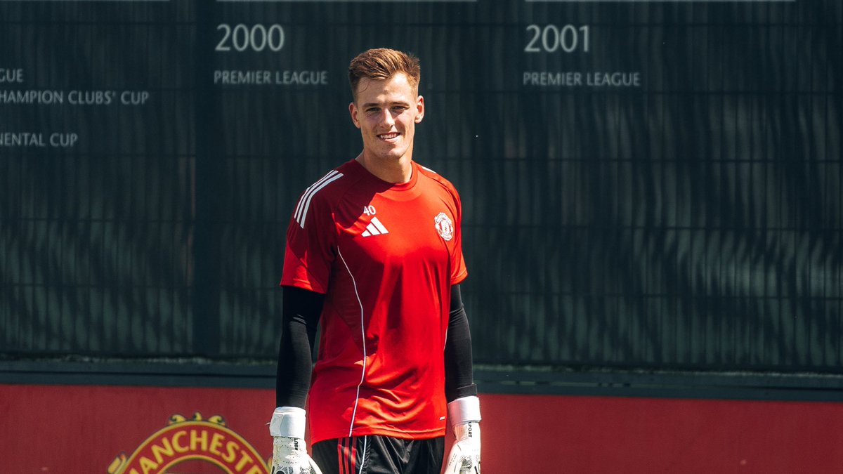 Champchatpod24's tweet image. โ๏ธ ๐๐ข๐ก๐ ๐๐๐๐: Bristol City have completed the signing of Manchester United goalkeeper Radek Vรญtek.
The 21-year-old has joined the club on a season-long loan deal. โ
What do you make of that addition, Robins fans? ๐ค
#BristolCity