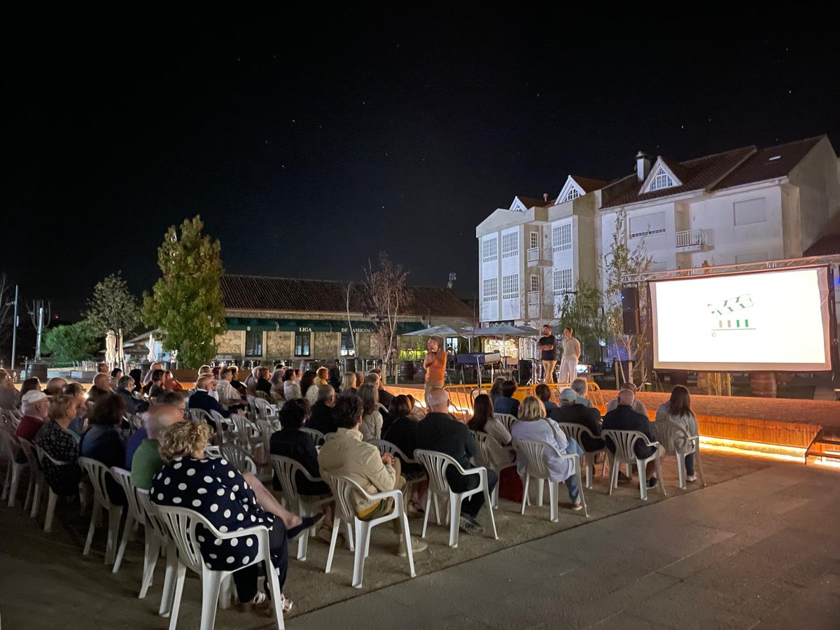 concellodorosal's tweet photo. 👉 O Rosal viviu unha fin de semana inesquecible. Música, tradición, festa e milleiros de persoas gozando dun programa cheo de vida e cunha noite histórica con The Rapants e a Agrupación Musical do Rosal 🙌💙
🔗 https://t.co/Mhn568lgaT
#ORosal #FestaDoPilar #TheRapants #AMdOR https://t.co/bSm6FAy1Fw