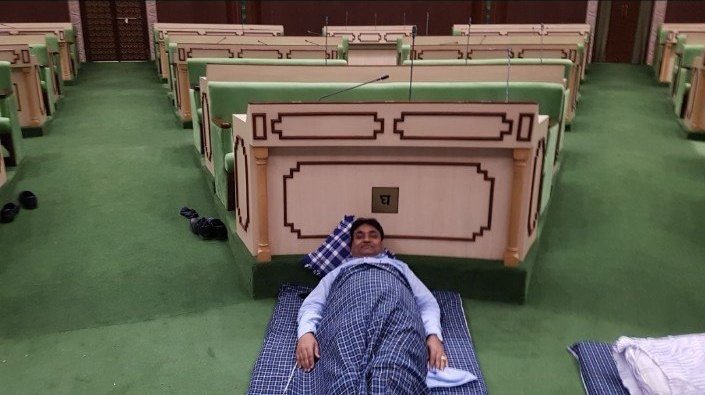 truth_withv's tweet image. छोटी मोटी घटना दुर्घटना पर मोनी बाबा हो जाते हैं,
हनुमान चालीसा सीने पर रख कर सो जाते हैं।
विपक्ष इतना कमजोर कैसे हो सकता है?
#झालावाड़ #जैसेलमेर