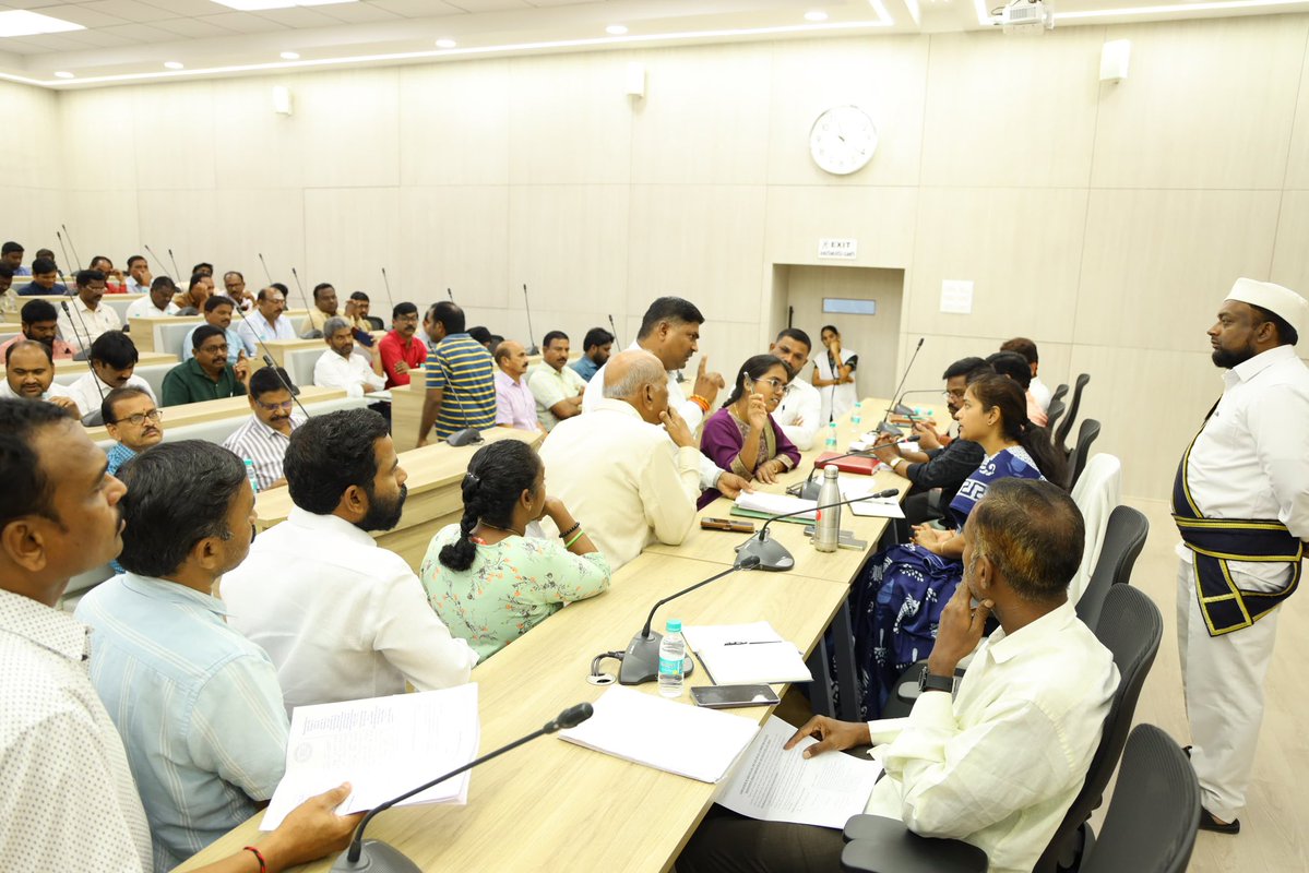 #GWMC Commissioner Smt. Chahath Bajpai Garu, during the Praja Vani program🗣, received public grievances and called for prompt redressal. She instructed officials to examine each petition thoroughly and ensure timely resolution, highlighting the need for a humane and responsible