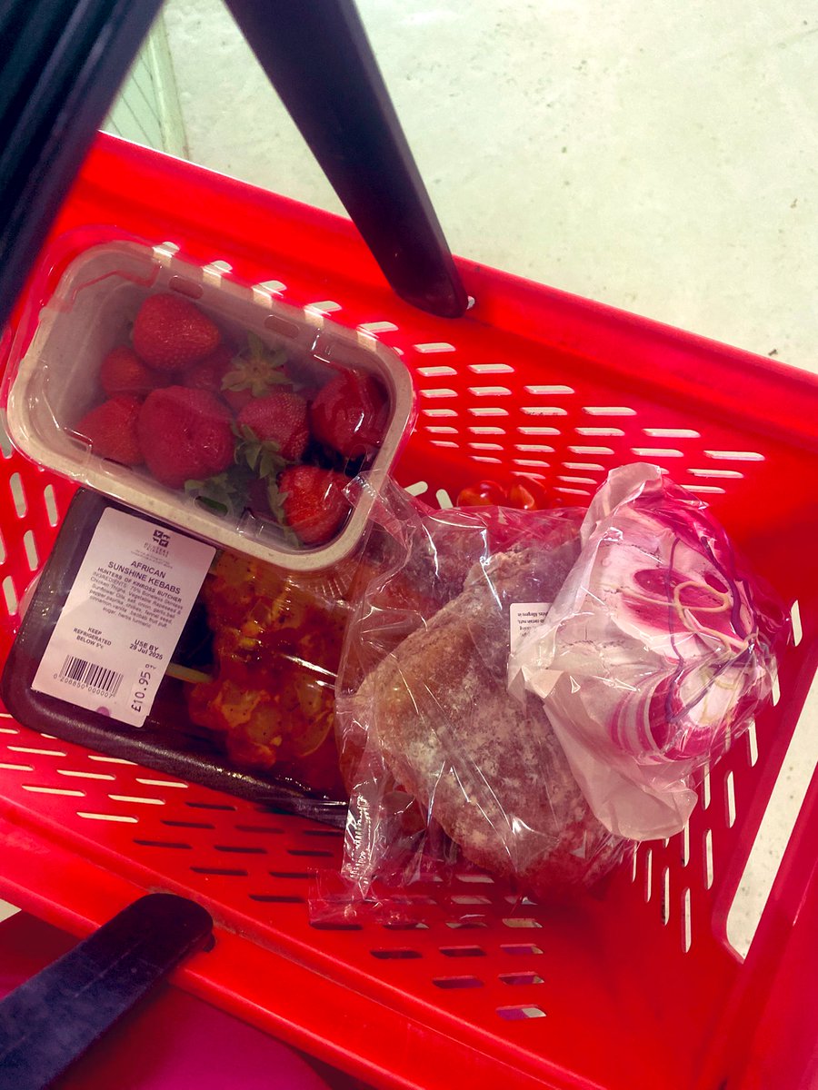 ecoscientist22's tweet image. Support farmers by buying local fresh produce whenever you can.

Fresh berries from the farms of Perthshire today. 

Eton Mess for desert tonight 😋 

@NoFarmsNoFoods