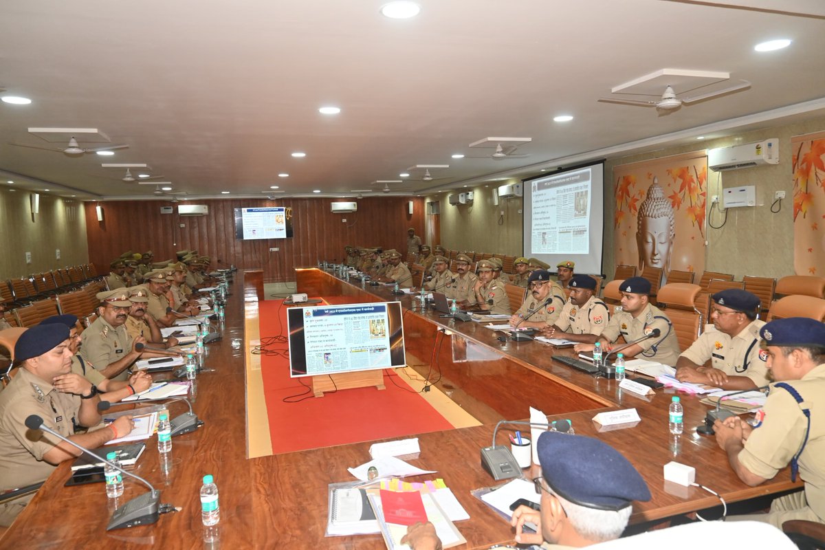 Adg zone gkr द्वारा आज जनपद कुशीनगर में अपराध समीक्षा गोष्ठी की गई जिसमें अपराधों की रोकथाम एवं अपराधियों के विरुद्ध कड़ी कार्यवाही करने हेतु निर्देशित किया गया।  इसके पश्चात रिक्रूट आरक्षियों के प्रशिक्षण की व्यवस्था का जायजा लिया गया और आवश्यक दिशा निर्देश दिया गया।