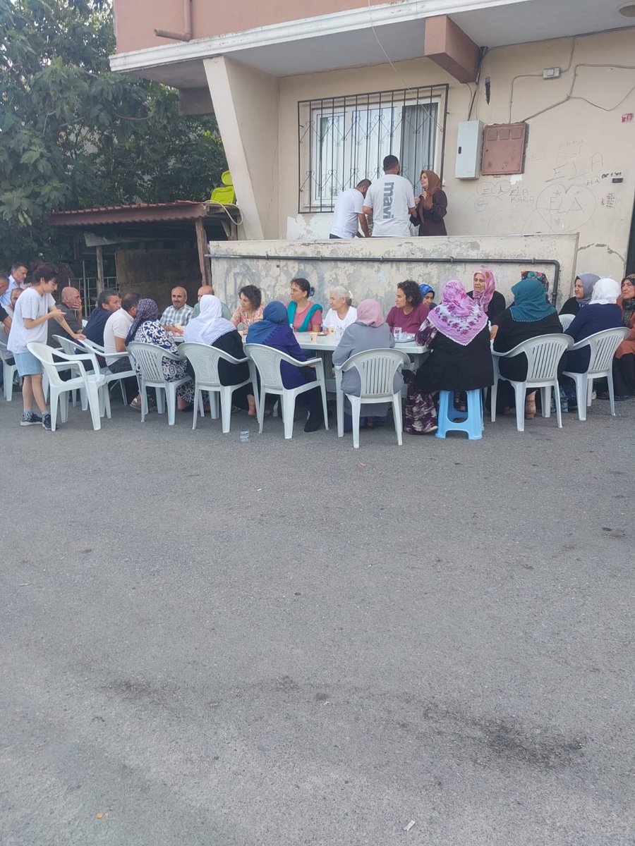 Ümraniye Topağacı'ndayız. 3 gündür elektrik, su, doğalgaz haklarından mahrum bırakılan halk ile dayanışma içinde olmaya devam edeceğiz.