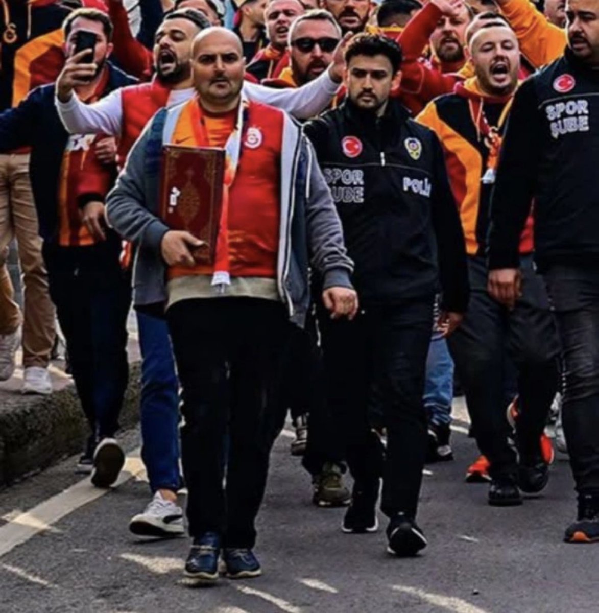 Tribünümüz sevilen simalarından Büyük Galatasaraylı Hafız Fatih abimiz maalesef hakk’ın rahmetine kavuşmuştur. Mekanın cennet olsun Hafız Fatih Abi.