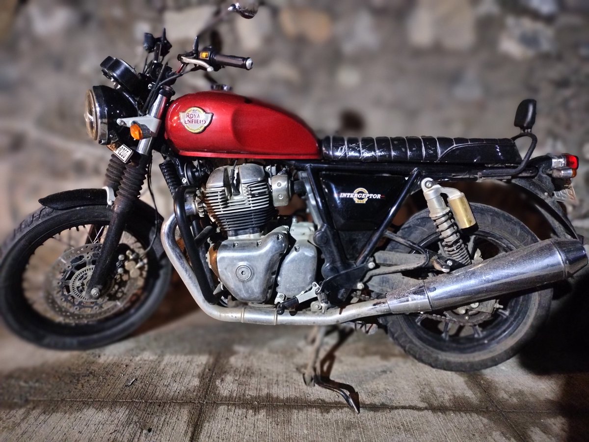 The beauty was parked there as if it was modelling &amp; waiting to be clicked 👌🏼😍❣️🏍️

#Interceptor 
#RoyalEnfield 
#theme_pic_India_street