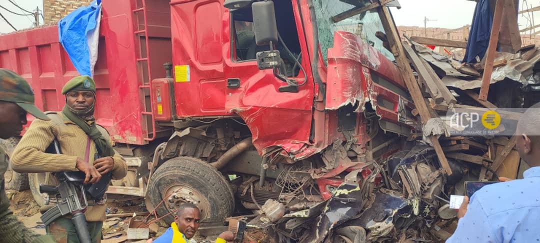 Newscd15's tweet image. #Kinshasa : les véhicules accidentés depuis mardi dernier au marché Matadi-Kibala ne sont toujours pas évacués et bloquent les espaces publics dans cette municipalité.