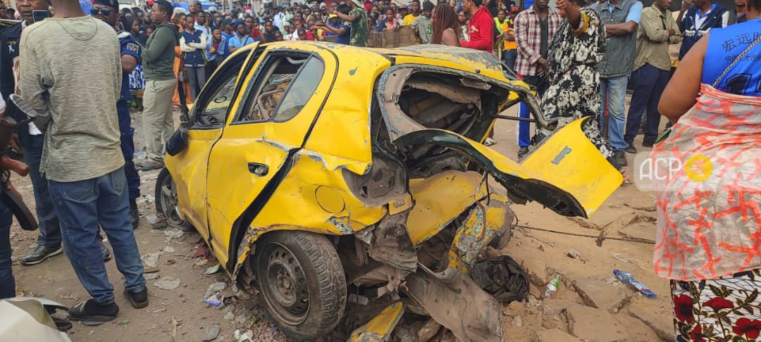 Newscd15's tweet image. #Kinshasa : les véhicules accidentés depuis mardi dernier au marché Matadi-Kibala ne sont toujours pas évacués et bloquent les espaces publics dans cette municipalité.