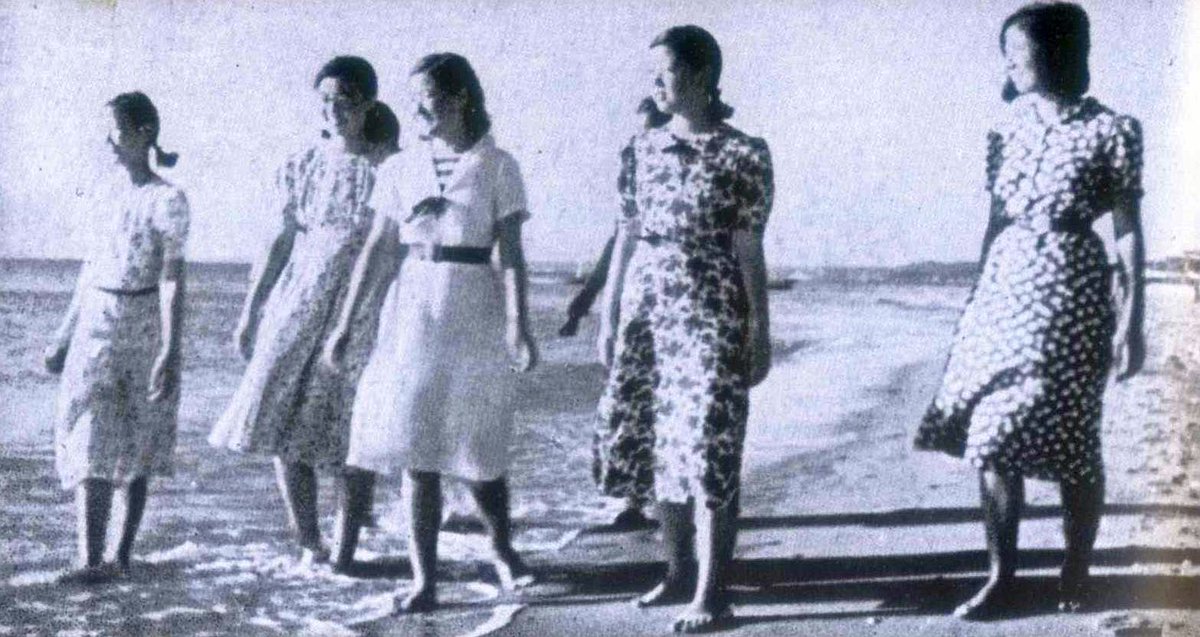 5Te6IA0NzW6JEYj's tweet image. こちらも昭和9年（1934年）、海辺を歩く名古屋第二高女の生徒たち。青春の一コマですね。私服姿ですがお洒落な子が多いです。
