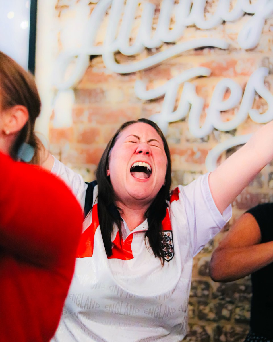 GorrySnaps's tweet image. The first time was so nice, the @Lionesses had to do it twice 🏆🏆

What a time to be a Women’s Football fan. 

Thank you for the hospitality @CamdenBrewery ❤️

📸 from Camden Beer Hall watch-party 

#England #Lionesses #WEURO2025
