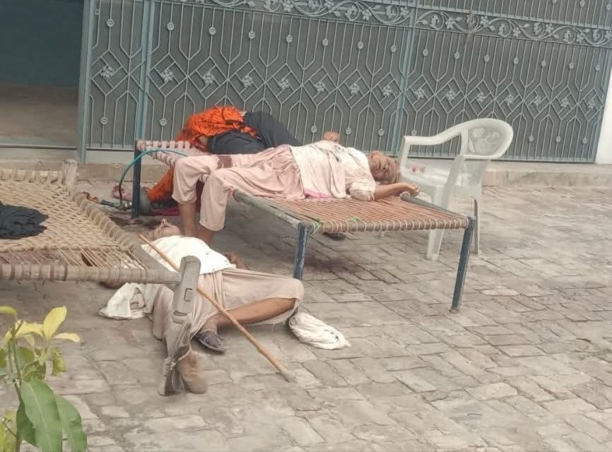 Iqb_66's tweet image. بیرونے ملک سے واپس آۓ بیٹے نے اپنے والدین اور بیوی کو قتل کر دیا تھانہ مانگنٹ تحصیل پھالیہ گاؤں اسد اللہ پور خون سفید ہو گیا ۔