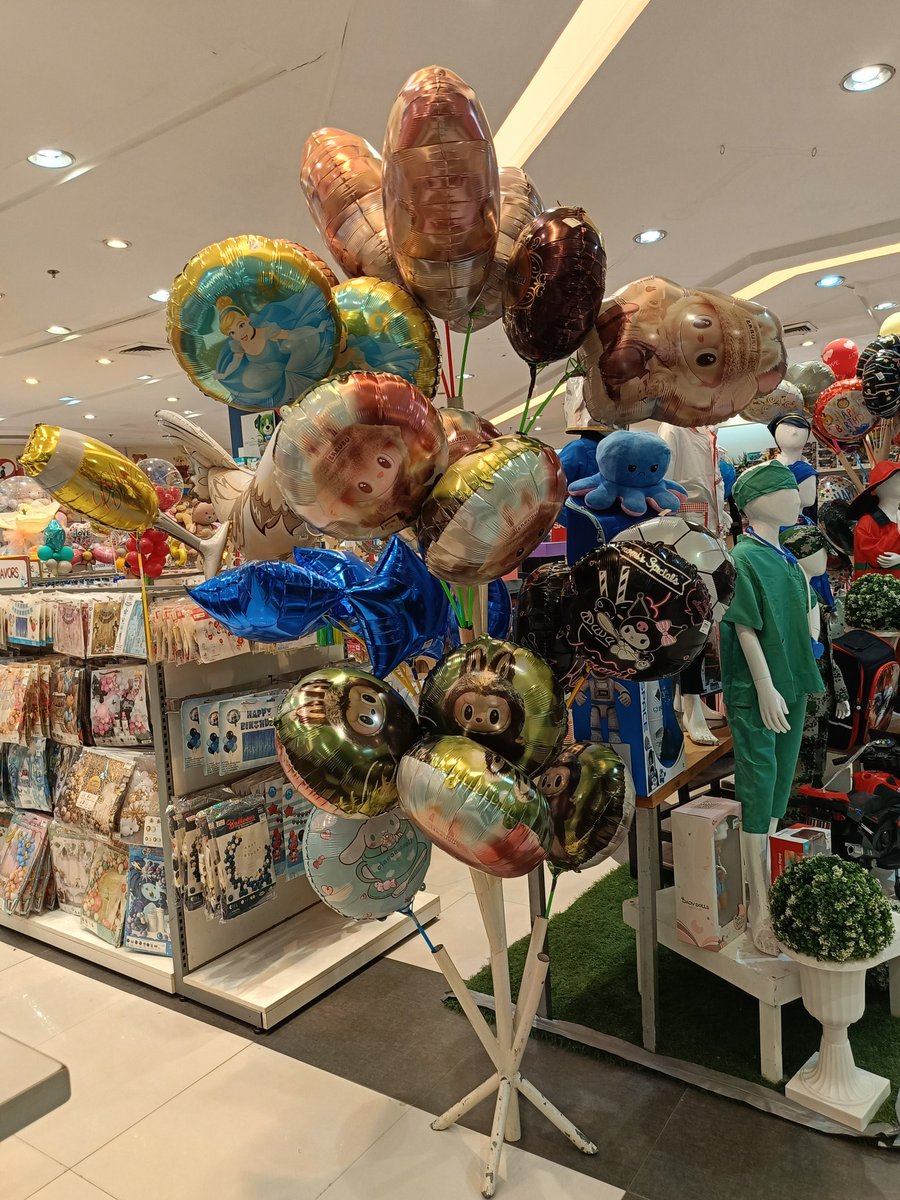 Diamondglitz100's tweet image. went to the mall earlier and saw that they&apos;re selling labubu balloons 😭😭