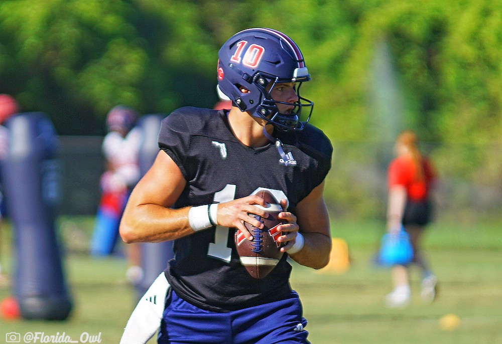 FAU_Owls_Nest's tweet image. 🚨JUST IN🚨 @FAUFootball QB Caden Veltcamp has been placed on the 2025 @MaxwellFootball Award Watch List. The prestigious award is presented annually by the Maxwell Football Club to the most outstanding player in college football. #FAU 🌴🦉