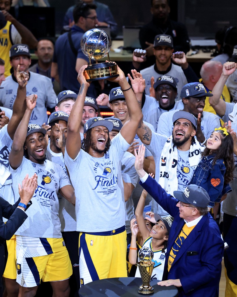 Can the Pacers make the playoffs without Tyrese Haliburton leading the way? 👀

Current odds:
✅ Yes: -105
❌ No: -125

Would you bet on Indiana without their All-Star PG? 🏀💰 

Bet now ➡️ bit.ly/BetUSJoinPage

#Pacers #NBA #Haliburton #NBABets #Playoffs