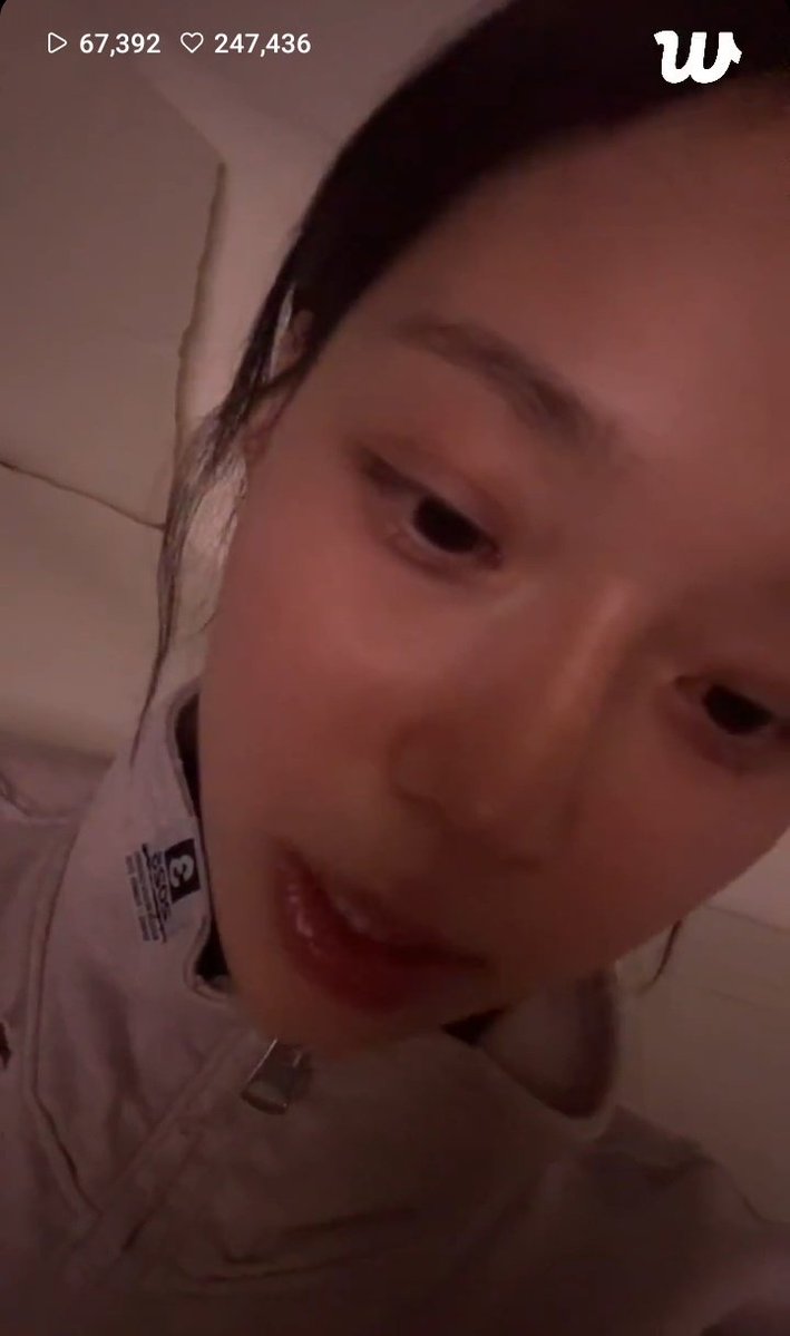 lisamjeong's tweet image. she sleep late and she torture everyone who sleep early 😭😭😭