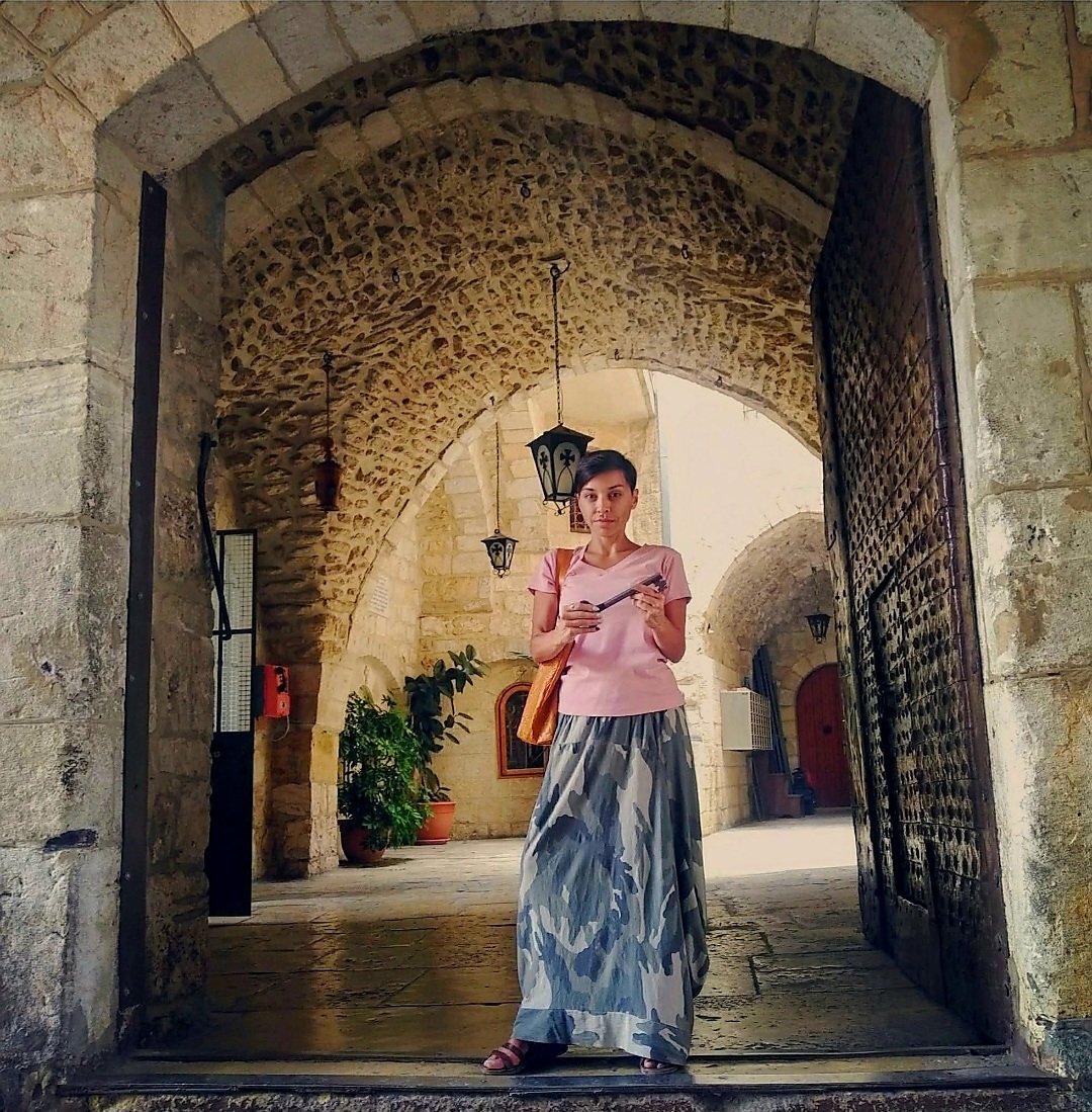 RomicSandra's tweet image. Jedna lepa uspomena, na današnji dan. U Jerusalimu, na ulazu Jerusalimske Patrijaršije, sa ključem Patrijaršije.