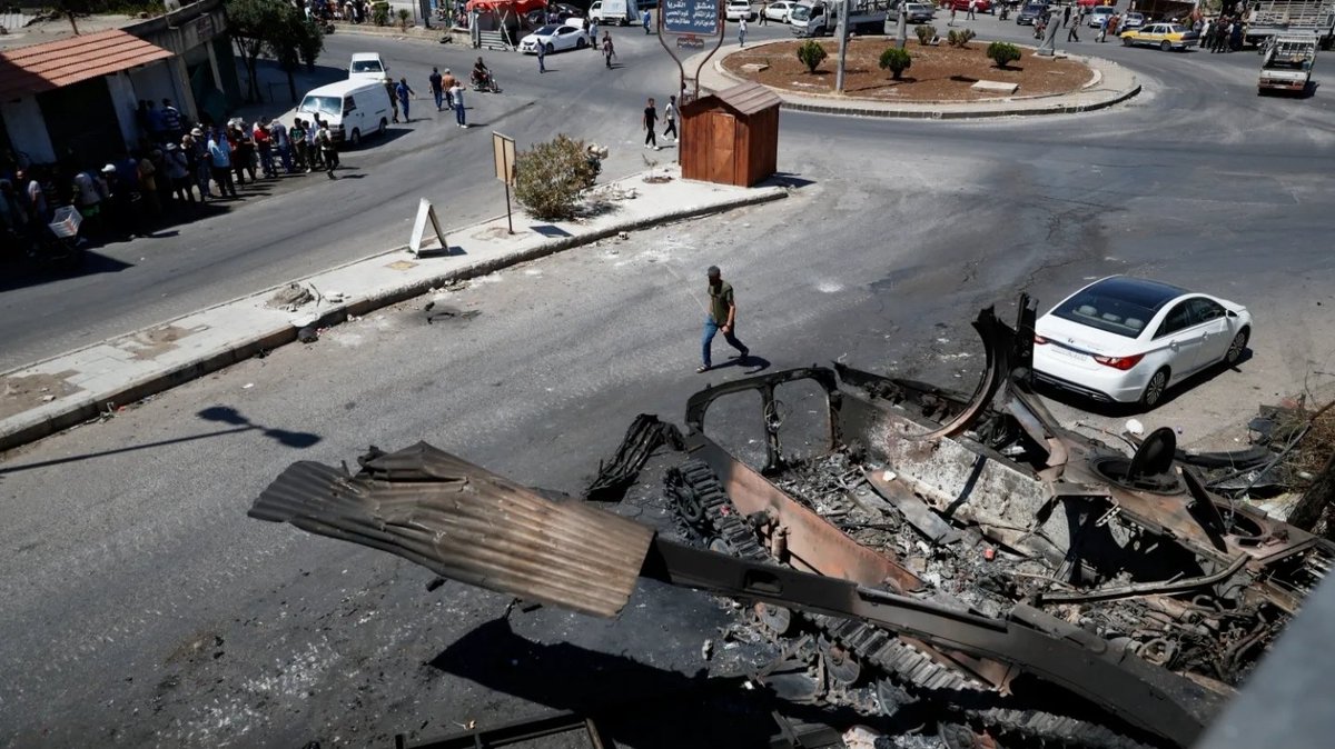 ((يجب العمل على تلافي وإصلاح كل الأخطاء من /جميع/ الأطراف بسرعة))
-نشرت الصحفية في واشنطن هديل عويس الترجمة التالية:
🔴كريستينا لام هي واحدة من أشهر الصحفيين في توثيق قصص الابادة الجماعية والاستهداف الممنهج تمكنت من دخول السويداء قبل اطباق الحصار على المدينة بحسب ما تقول ووثقت كل
