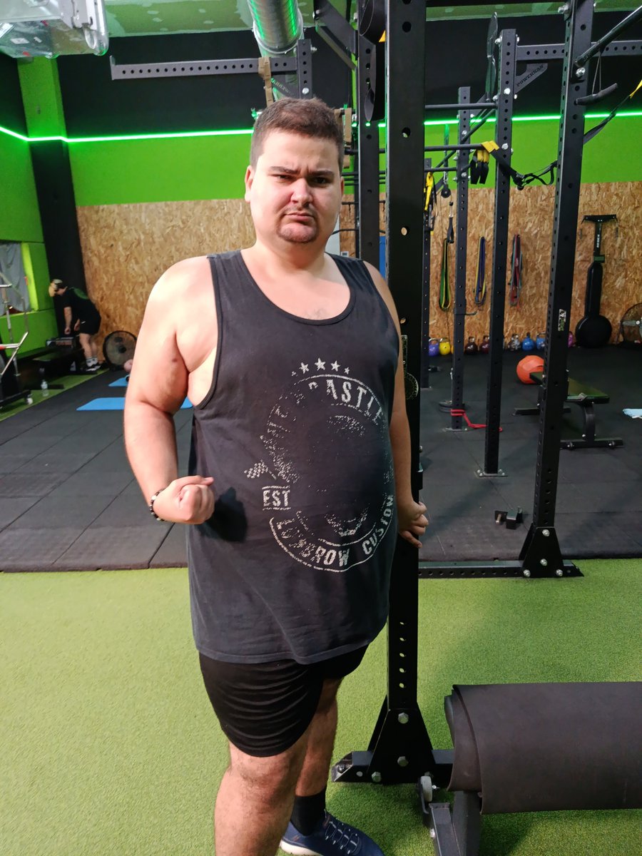 ChatGPT hazme una foto genérica de gimnasio de un tío posando y sacando músculo