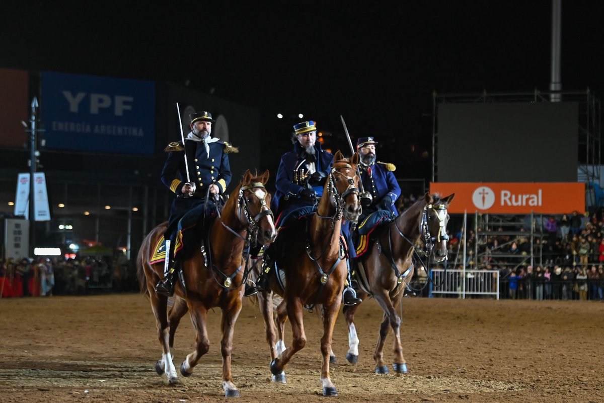 La Retreta del Desierto volvió a sonar en la #ExpoRural2025 con “Camino al Confín Austral”, la alegoría histórica presentada por el <a href="/Ejercito_Arg/">Ejército Argentino</a> .

Una noche para rendir homenaje a los hombres y mujeres que construyeron la Patria hasta sus confines más australes.