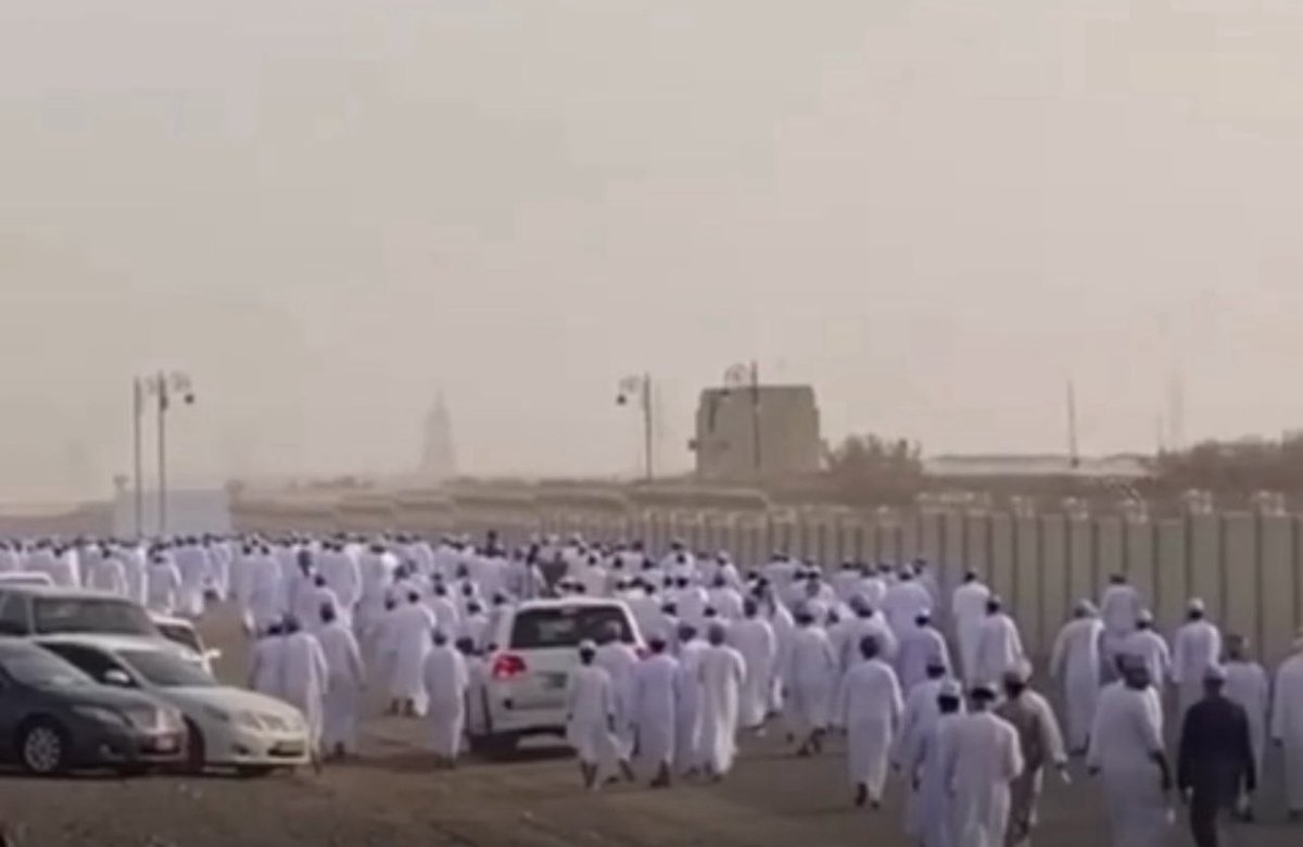 AmjadSaid09's tweet photo. ما الدور الحقيقي لوزارة العمل ومجلس الوزراء في معالجة أزمة البطالة والمسرحين أين الوعود ؟! هل هذا منظر يسركم (كفانا صمتًا، وكفى تسويفًا… آن الأوان لتحمل المسؤولية كاملة) لقد أصبحت طوابير الانتظار على فرص العمل أطول من صبر الشباب. 
#الأمان_الوظيفي #مجلس_الاوزراء https://t.co/VptOfuFI0L
