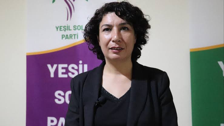 #SonDakika | Dem Partili patlak Halide Türkoğlu :

“Türkler ve Kürtler olarak nasıl bir arada yaşayacağımızı tartışıyoruz.”