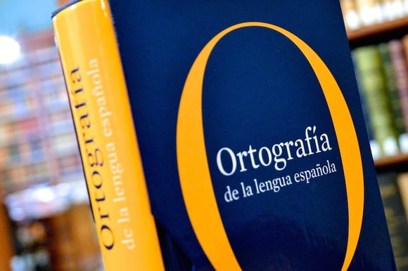 ASALEinforma's tweet image. ¿Quieren conocer, de forma pormenorizada, el sistema ortográfico y las normas que rigen hoy la correcta escritura del español?
Consulten la «Ortografía de la lengua española»: ow.ly/eY2G50I898B.