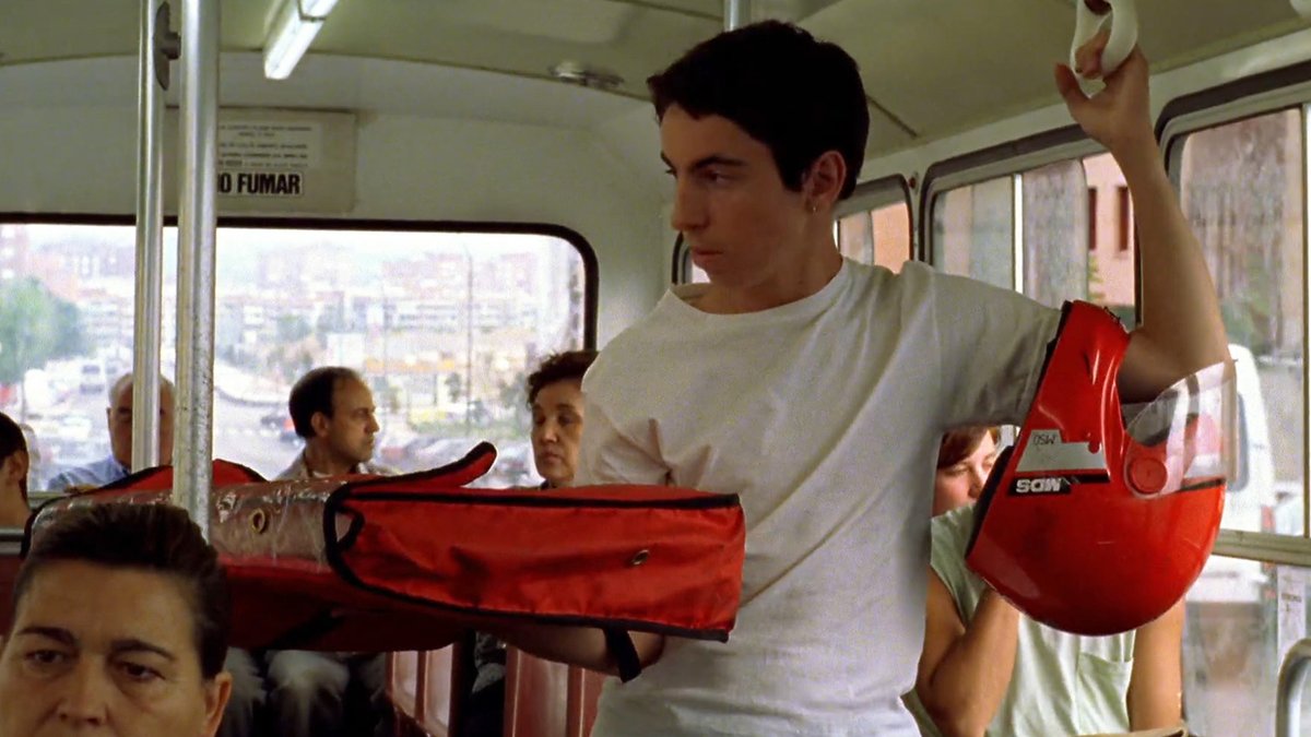 FlixOle's tweet image. 🎞️ Hace 27 años, un pizzero repartiendo en el transporte público nos parecía graciosa y distópica. 

Hoy es una imagen habitual de las grandes ciudades. Fernando León de Aranoa retrató en &apos;Barrio&apos; muchas de las realidades del presente y del futuro más cercano de Madrid