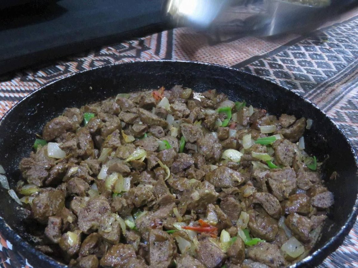 🚨 The IDF spokesperson in Arabic published this afternoon recent footage from one of the kitchens in the Hams tunnels: meat, vegetables, and plenty of food. Hams operatives enjoy a steady supply - they lack nothing.