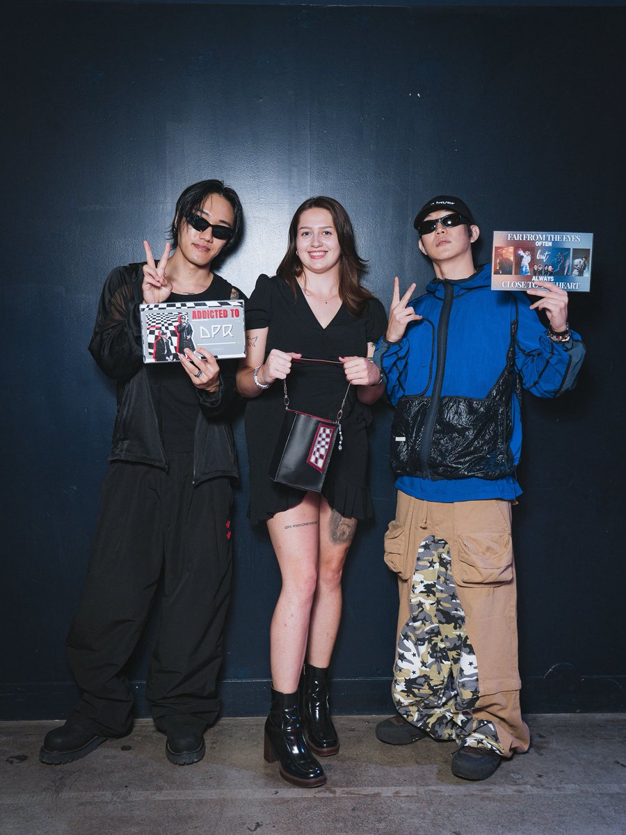 dprhakerue's tweet image. me and my two baddies 😎