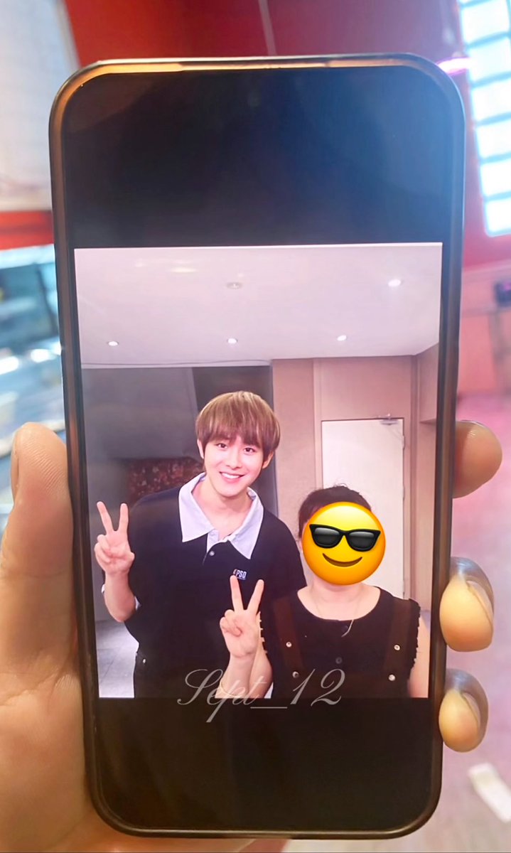 CHANDEARDO's tweet image. เจ้าของร้านอาหารได้ถ่ายรูปด้วย น่ารัก ✌🏻