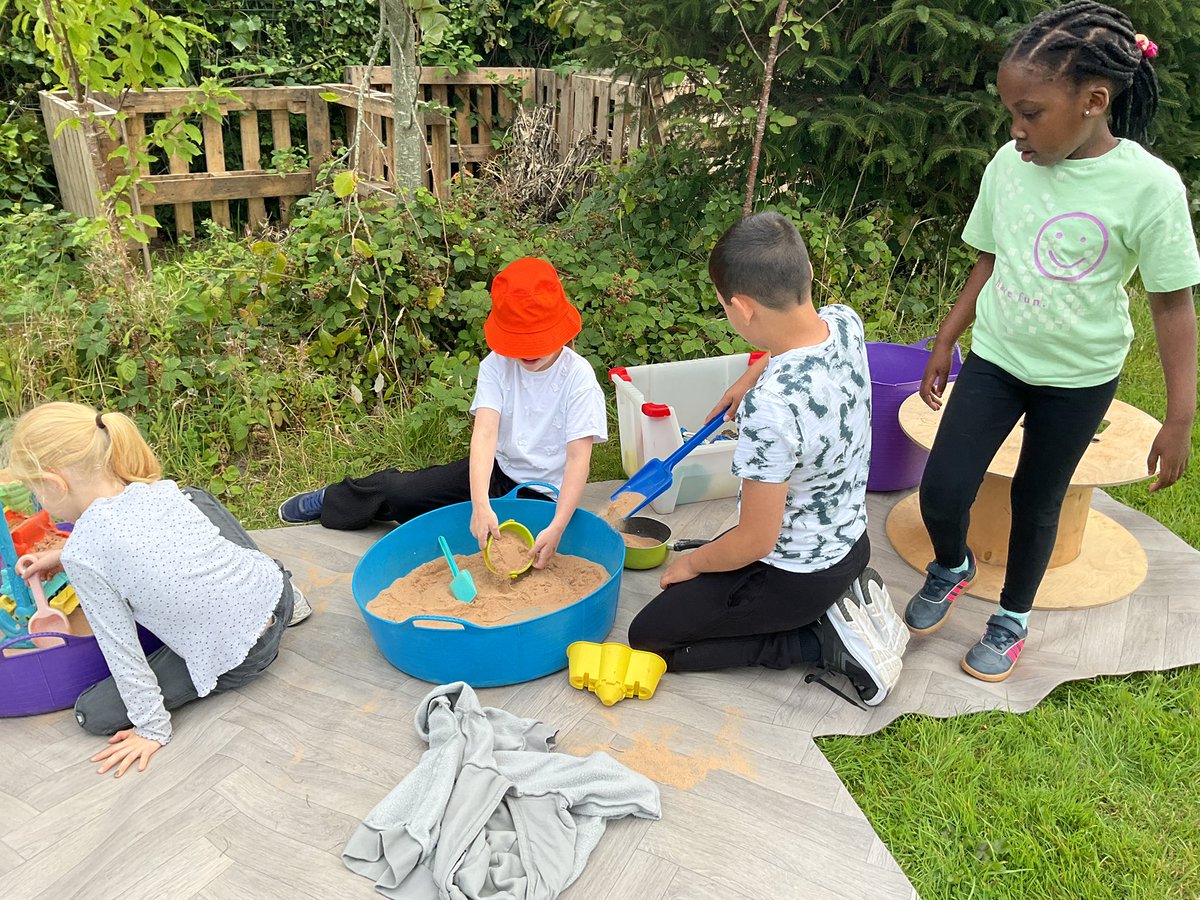 Plascrug's tweet image. 🌟 Day 3 of Food and Fun!
A great session with RAY Ceredigion today, plus a fun and interactive look at the Eatwell Guide! 🥕🍟🍣
Learning how to eat well and feel great! 😄🍓 #FoodAndFun #EatwellGuide #HealthyEating @foodandfunwales