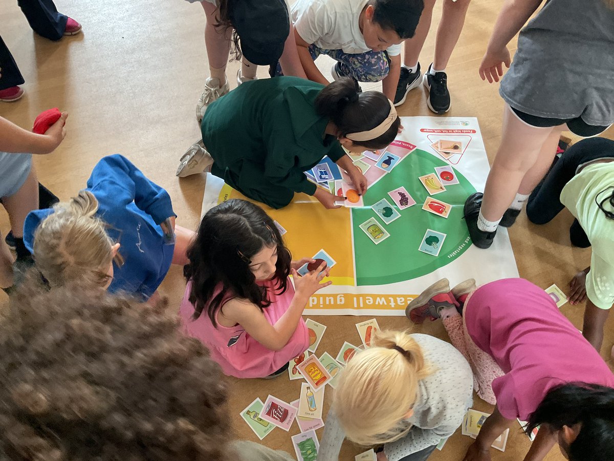 Plascrug's tweet image. 🌟 Day 3 of Food and Fun!
A great session with RAY Ceredigion today, plus a fun and interactive look at the Eatwell Guide! 🥕🍟🍣
Learning how to eat well and feel great! 😄🍓 #FoodAndFun #EatwellGuide #HealthyEating @foodandfunwales