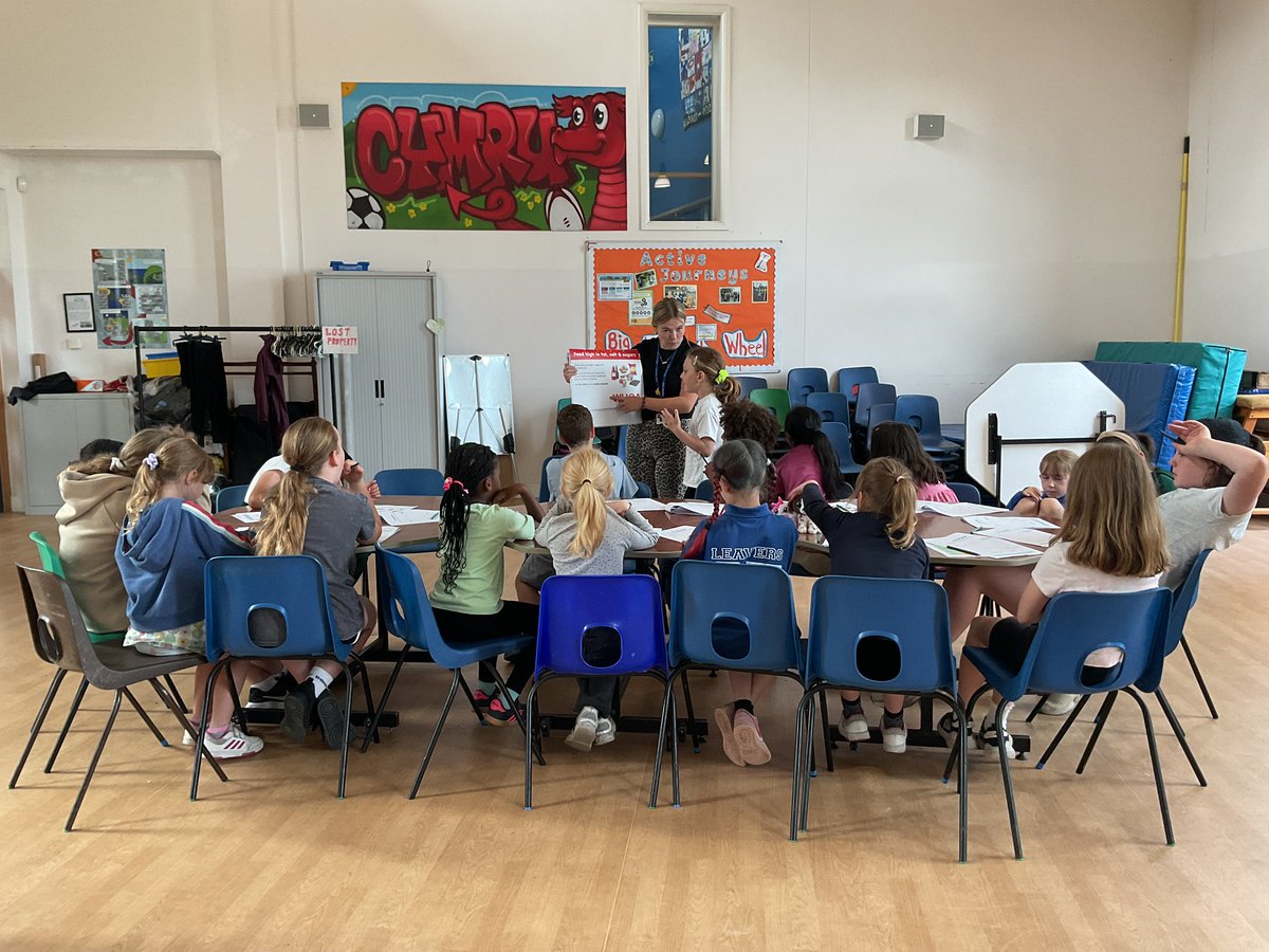 Plascrug's tweet image. 🌟 Day 3 of Food and Fun!
A great session with RAY Ceredigion today, plus a fun and interactive look at the Eatwell Guide! 🥕🍟🍣
Learning how to eat well and feel great! 😄🍓 #FoodAndFun #EatwellGuide #HealthyEating @foodandfunwales