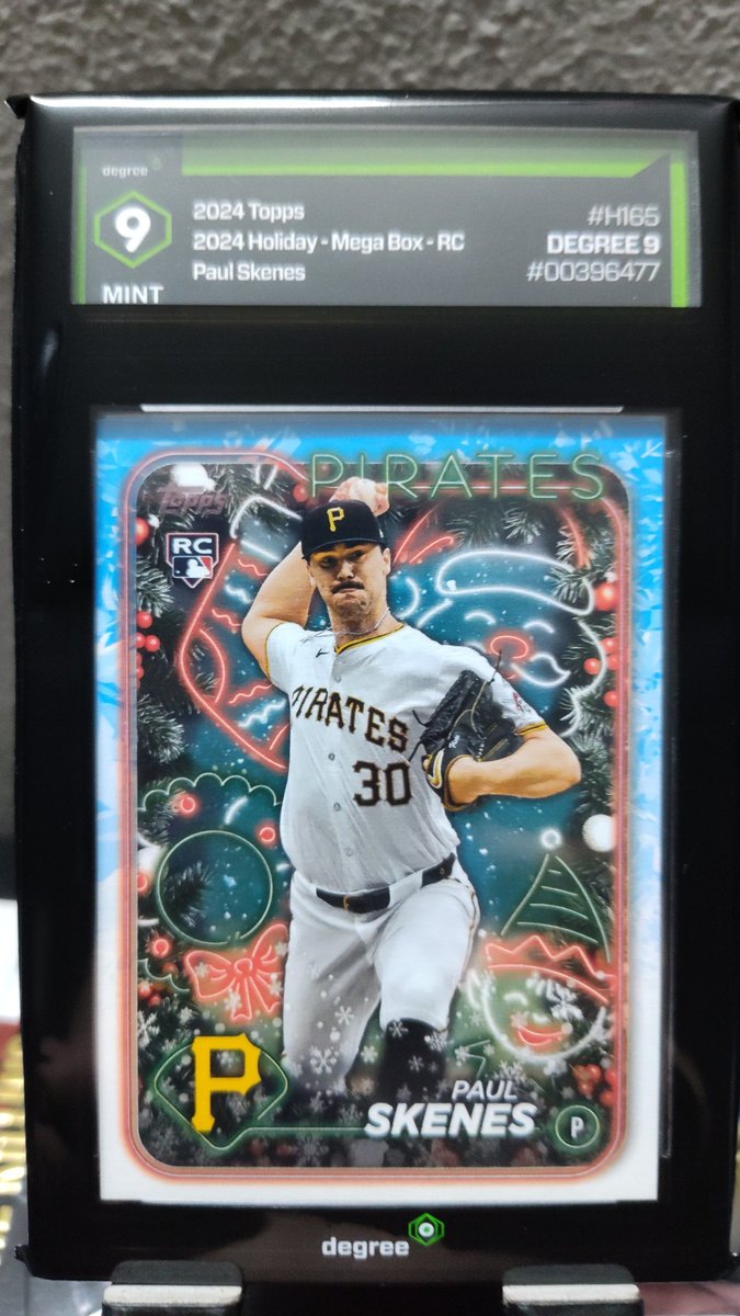Strange1420710's tweet image. Today's Card of The Day
2024 Topps Holiday
Paul Skenes RC
My only Skenes card. What cards of his do you have? Let's see them! @Pirates @CardPurchaser @JunkWaxHeroes @MonarchDafey @ThickSkullCards @HawaiiCardLife