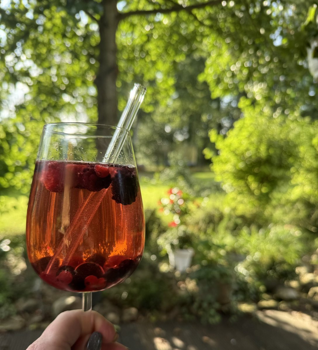Tik_Shower's tweet image. Es gab Wild Berry-Reste und niemand möchte, dass die umkommen …
Prost, Mädels!