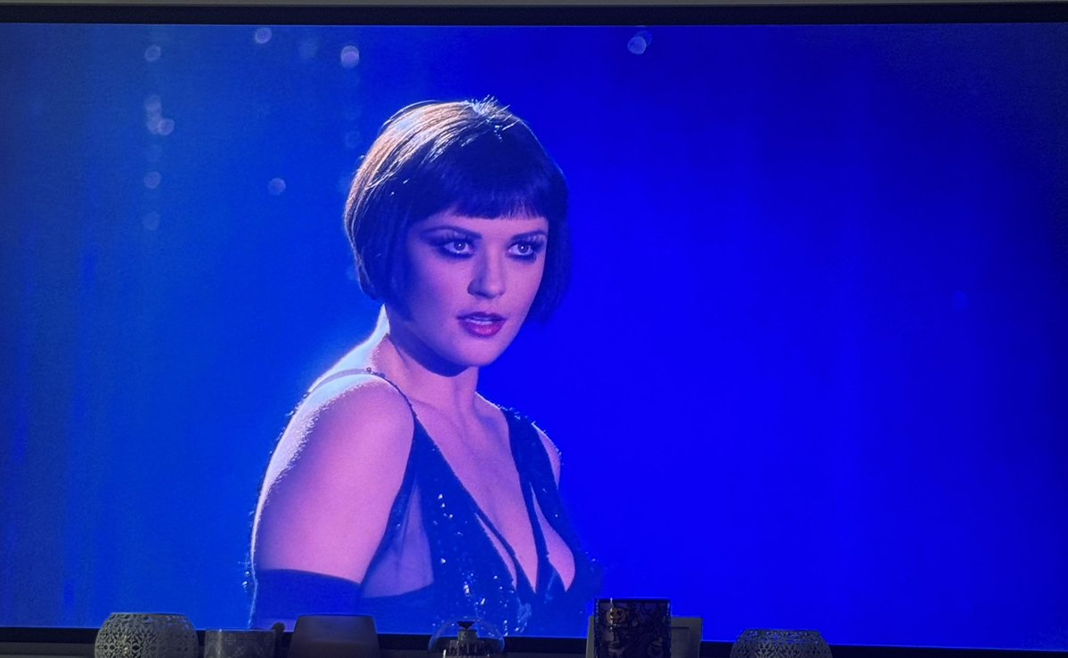 Babyhahn_'s tweet image. I can’t explain the euphoric feeling that washes over me hearing the opening to Chicago. Thank you @bridgetshahn for giving me the brain itch to watch this today! 💜🥰