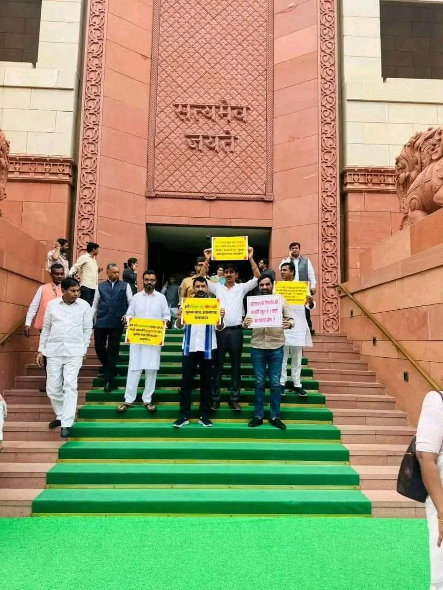 Anand Chouhan (@anand_aazad) on Twitter photo आज़ाद जैसा नेतत्व
हनुमान जैसा जिद्द
रोत जैसा धैर्य हो
तो जीत भी हार को सलाम करती है ✊🏻
<a href="/BhimArmyChief/">Chandra Shekhar Aazad</a> <a href="/hanumanbeniwal/">HANUMAN BENIWAL</a> <a href="/RajkummarRao/">Rajkummar Rao</a> आज़ाद जैसा नेतत्व
हनुमान जैसा जिद्द
रोत जैसा धैर्य हो
तो जीत भी हार को सलाम करती है ✊🏻
<a href="/BhimArmyChief/">Chandra Shekhar Aazad</a> <a href="/hanumanbeniwal/">HANUMAN BENIWAL</a> <a href="/RajkummarRao/">Rajkummar Rao</a>